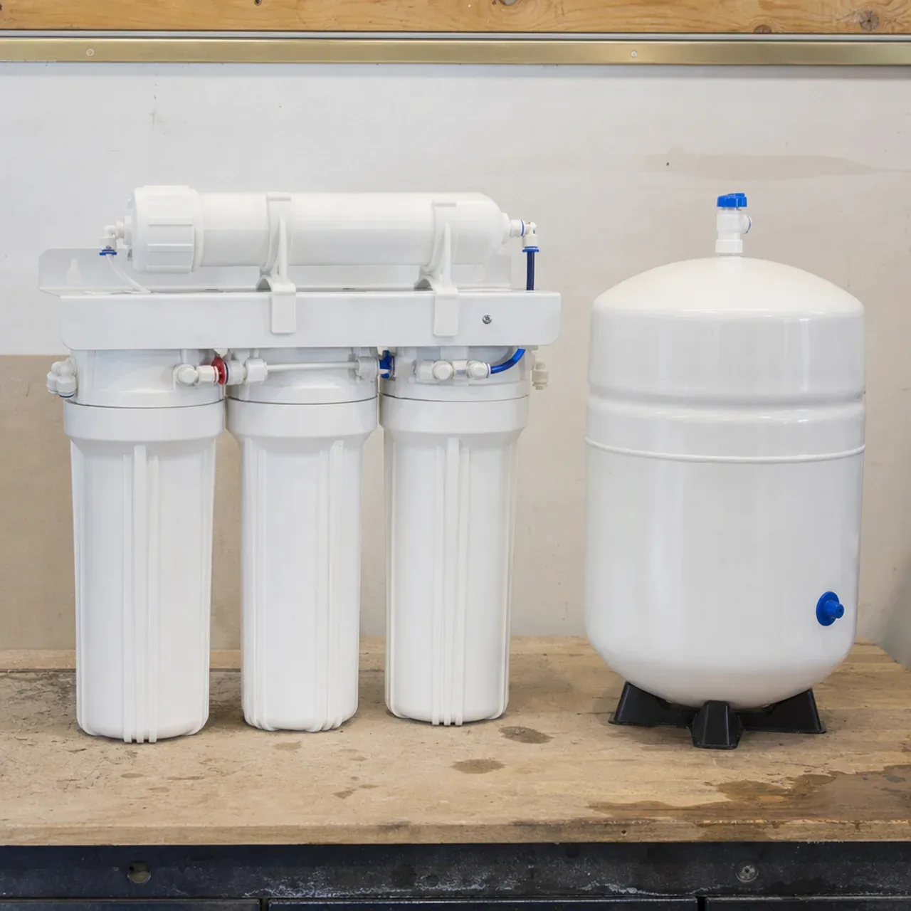 Reverse-osmosis filter unit and storage tank